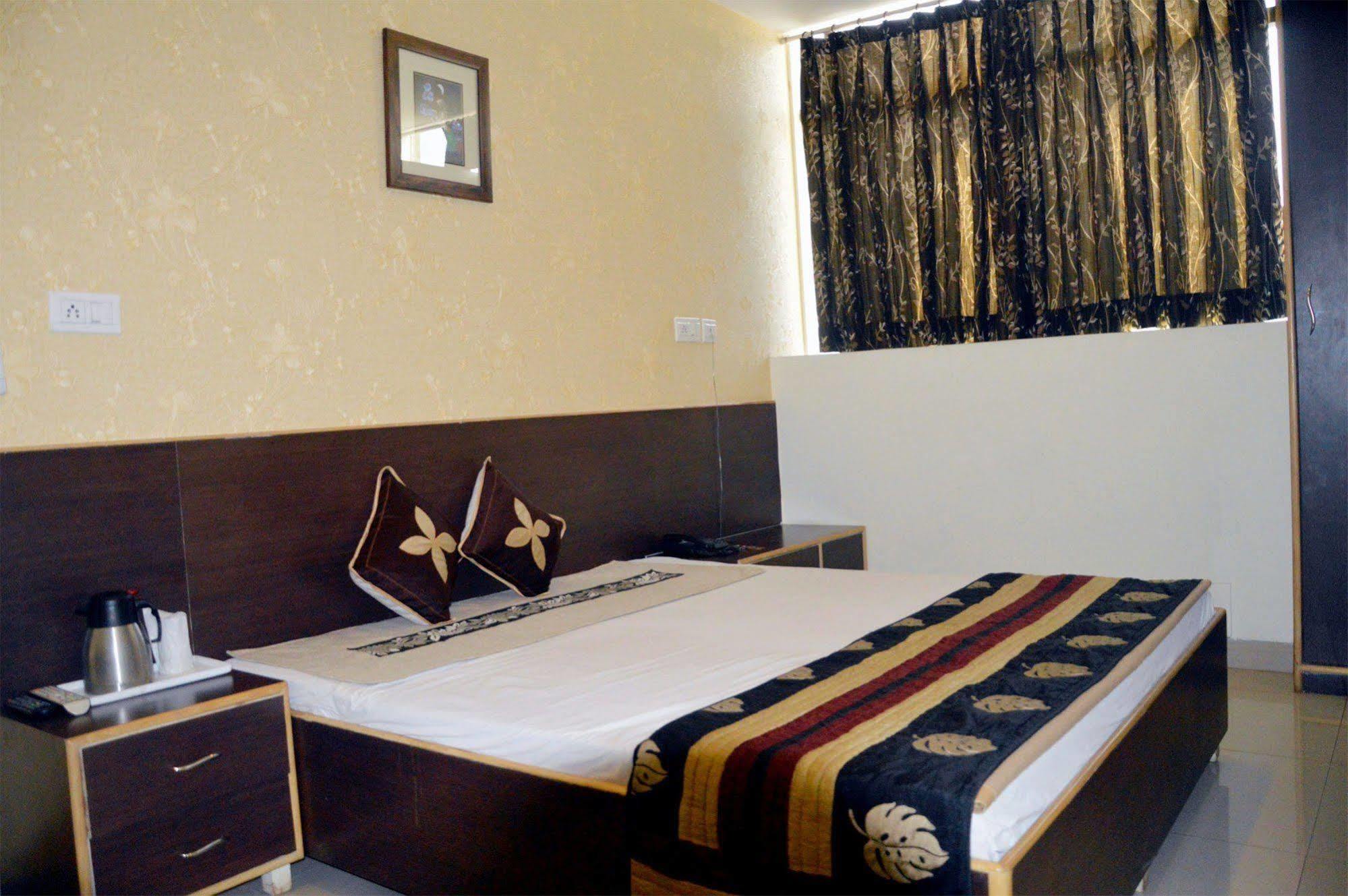 Hotel Ananta Inn Jaipur Extérieur photo