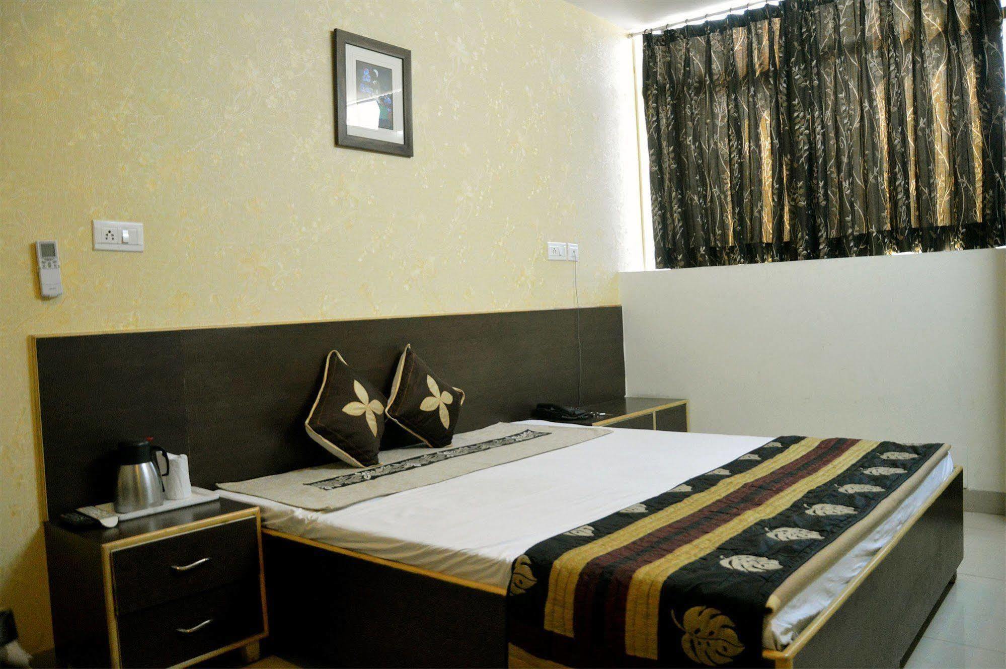 Hotel Ananta Inn Jaipur Extérieur photo